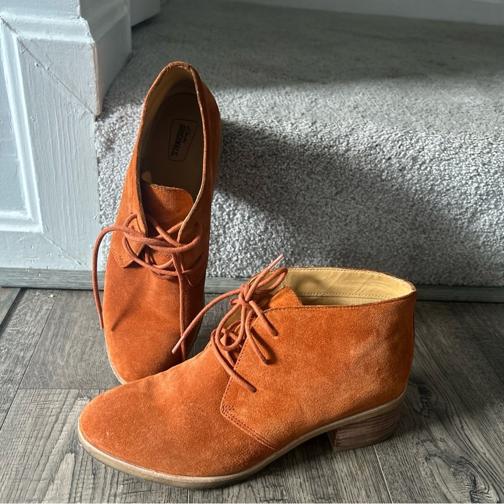 Women Clarks Originals Chunky Heels Desert Ankle Boots Sz 10M Rust Suede Rubber